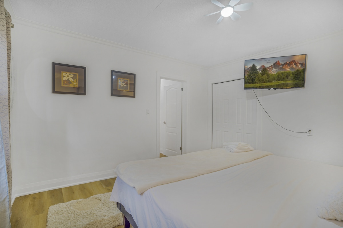 Dormitorio principal tamaño king con televisión. Todas las habitaciones tienen aire acondicionado. 