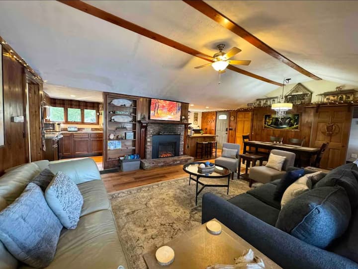 Sebule ni kubwa na yenye starehe na TV ya" Roku Smart, meko ya umeme na feni ya dari.
