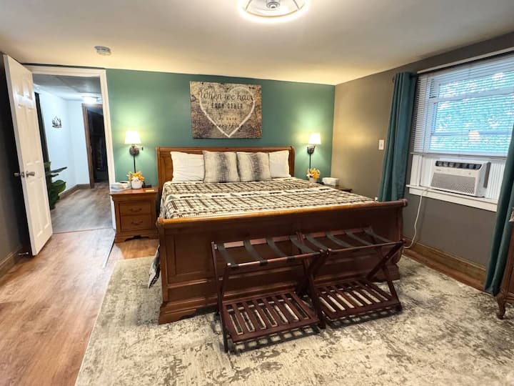 Chumba kikuu cha kulala kina kitanda cha mfalme, Roku smart tv, AC, hifadhi nyingi za nguo na bafu la ndani.
