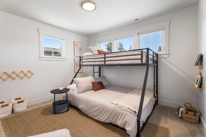 Iliyoundwa kwa kuzingatia watoto wadogo (na watu wazima), chumba hiki kina kitanda cha ghorofa mbili — kinachofaa kwa familia au mipangilio ya kulala inayoweza kubadilika. Sehemu hiyo ina kabati kamili lenye milango inayoteleza,.