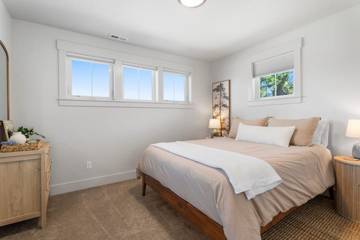 Queen Bedroom: Chumba hiki cha kulala kina kitanda aina ya queen kilicho na kinara na taa pande zote mbili. Chumba hicho pia kina kabati la kujipambia lenye droo tatu, kabati kamili lenye milango inayoteleza na vivuli vya kuzima ili kuhakikisha usingizi wa utulivu. 

