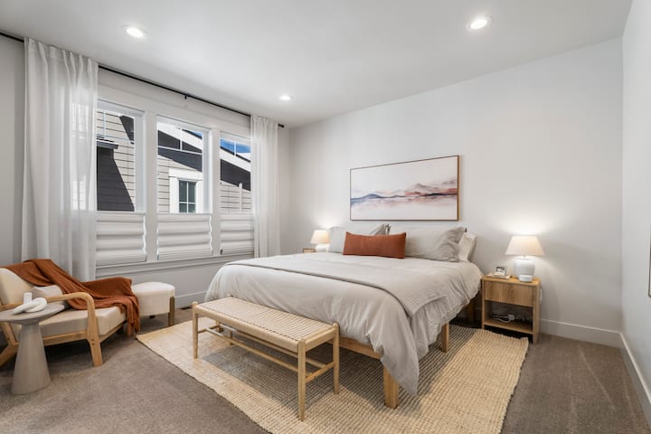 Patakatifu pako tulivu. Chumba hiki cha kulala chenye nafasi kubwa kina kitanda cha kifahari, vivuli vya kuzima, na bafu la kujitegemea. Kabati kubwa la matembezi hutoa nafasi ya kutosha kwa ajili ya ukaaji wa muda mrefu na sehemu nzuri ya kusoma ili kupumzika.

