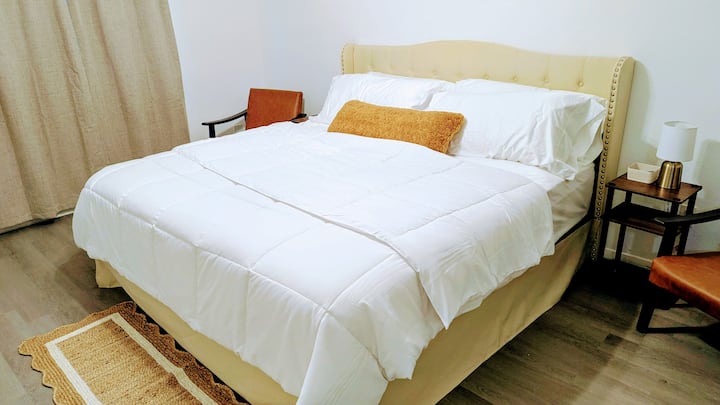 Disfruta y duerme bien en esta espaciosa habitación con cama tamaño king que ofrece cortinas opacas para mayor privacidad, TV y asientos.  Capacidad para 2 personas. 
*También encontrarás un colchón inflable Queen en el armario para opciones adicionales de dormir para los huéspedes.