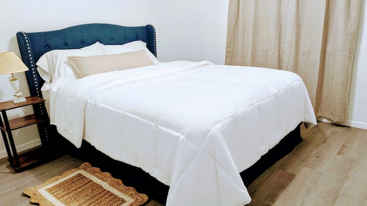 Disfruta de una cómoda cama tamaño queen con cortinas opacas para mayor privacidad y una noche de descanso.  Capacidad para 2 personas.