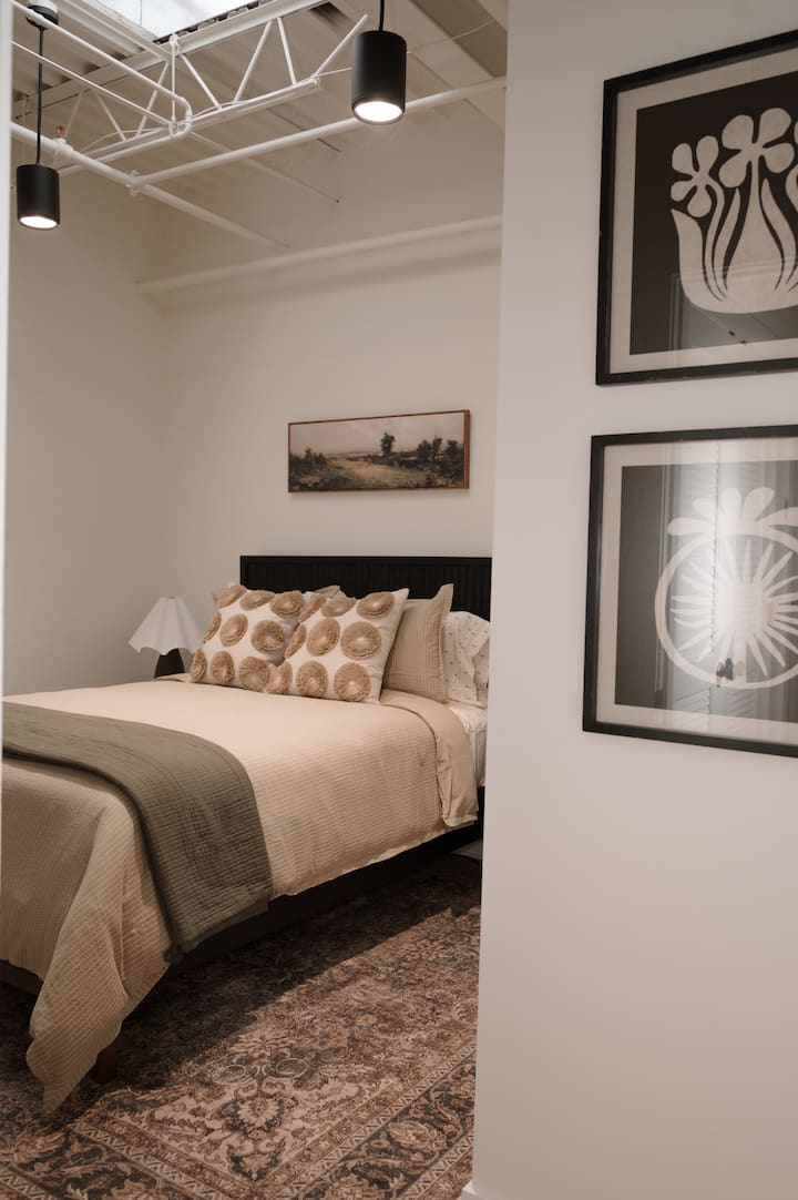 Suite Queen con toma de corriente USB, reloj despertador, ventilador portátil, portaequipajes, perchas, Pack-n-play y ropa de cama de lujo.