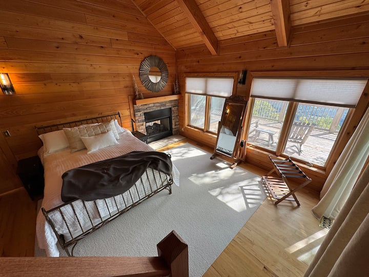 Chambre principale avec accès à pied à la terrasse, cheminée à gaz et salle de bain principale attenante
