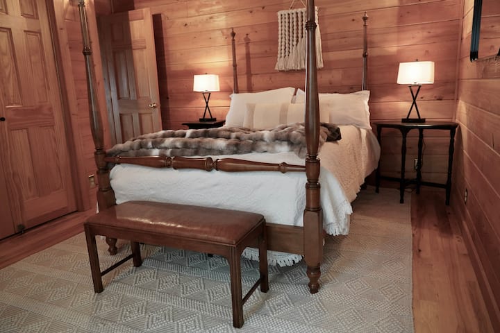 La chambre dispose de grands placards pour le rangement des voyageurs