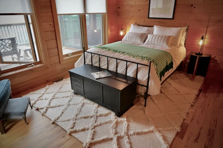 La chambre dispose de grands placards pour le rangement des voyageurs.