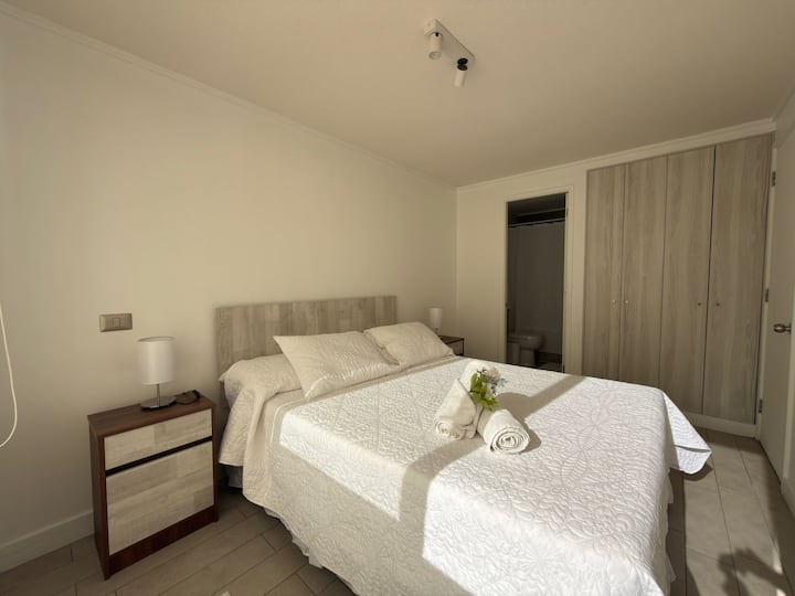 Habitación 2, con armario y baño privado.