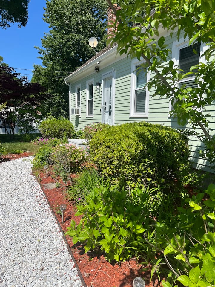 Charming 2 Bedroom Cottage - Barnstable, MA