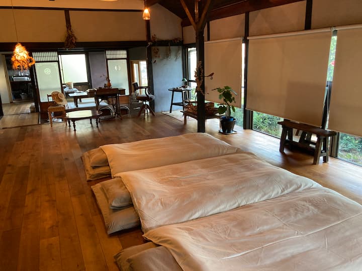 Ханът е на един етаж, така че можете да поставите футон в жилищното помещение и да си починете.Няма други врати, но има и татами постелка.