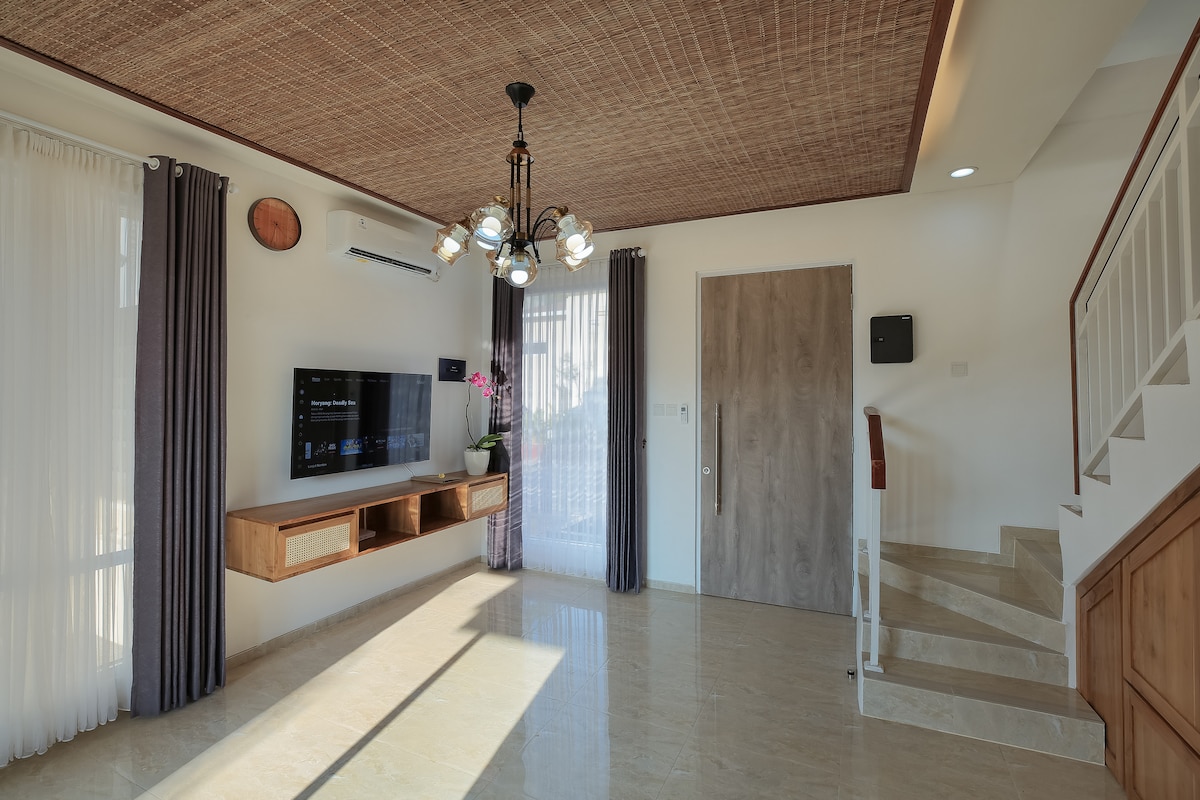 Home in South Kuta · ★5.0 · 2 bedrooms · 2 beds · 3 private baths, сопоставимый объект Airbnb
