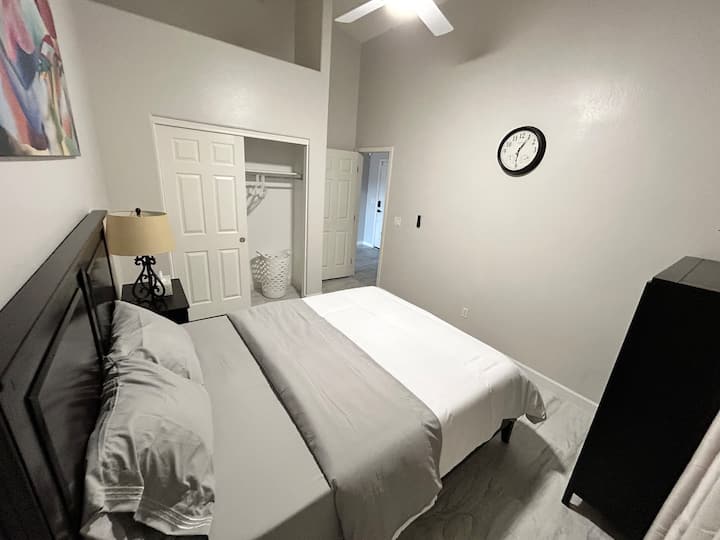 غرفة بسرير بحجم كبير.