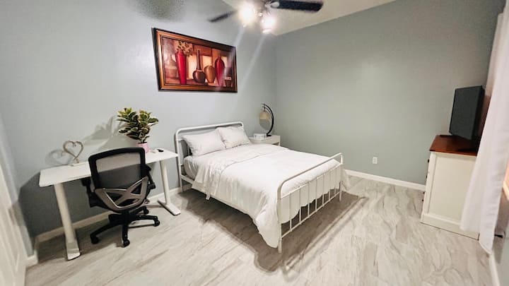 غرفة بسرير كامل.