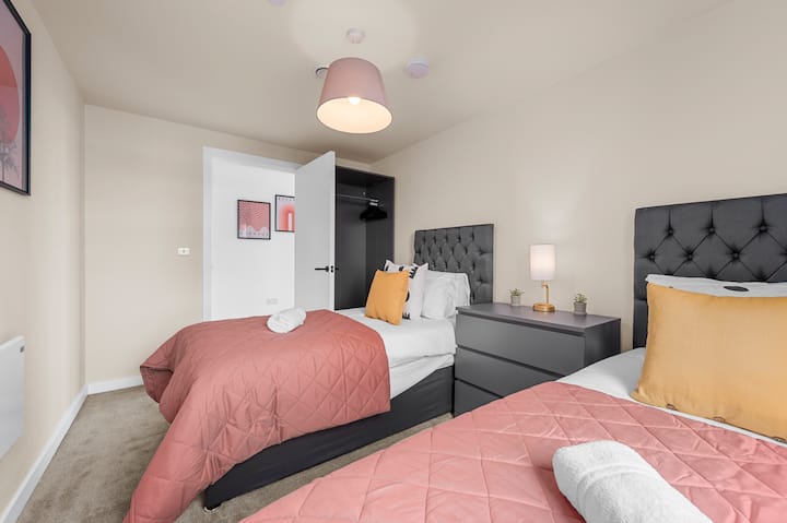 Segundo dormitorio con mucho espacio de almacenamiento, perfecto para familias o grupos que visiten Mánchester