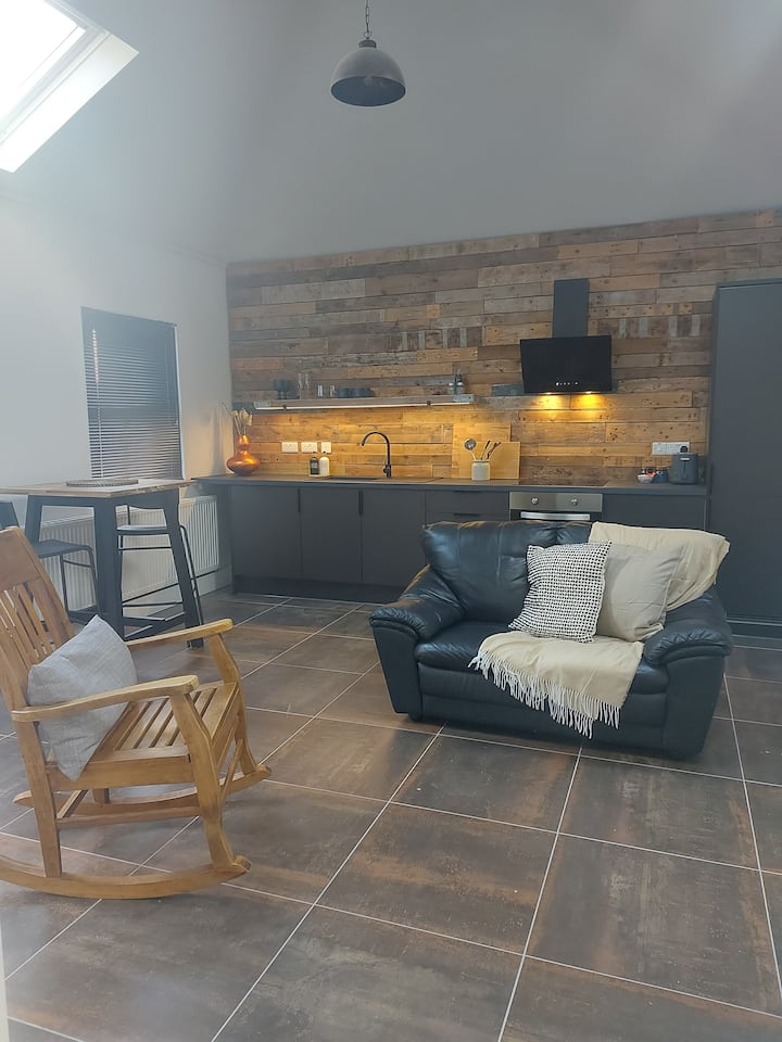 Abbey Lodge - Garden Studio, Large Patio & Parking - Tralee