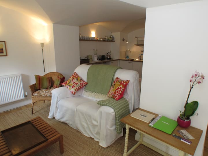 Tranquil Apartment & Garden In Central Glastonbury - グラストンベリー
