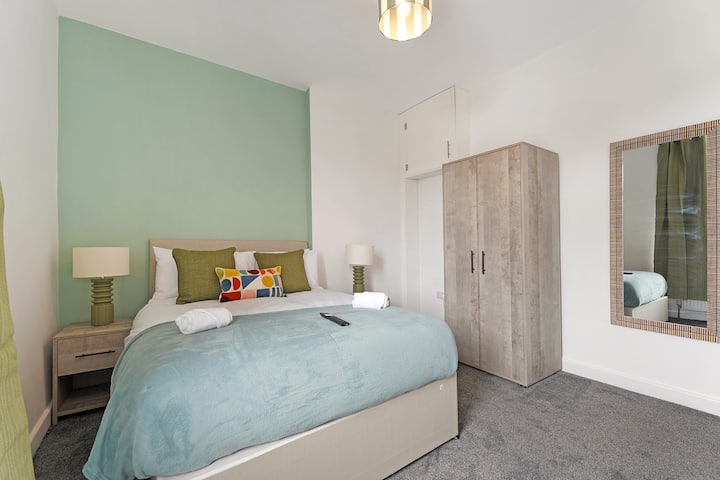 Во спалната соба 2 има удобен двоен кревет со телевизор и доволно простор за складирање. 