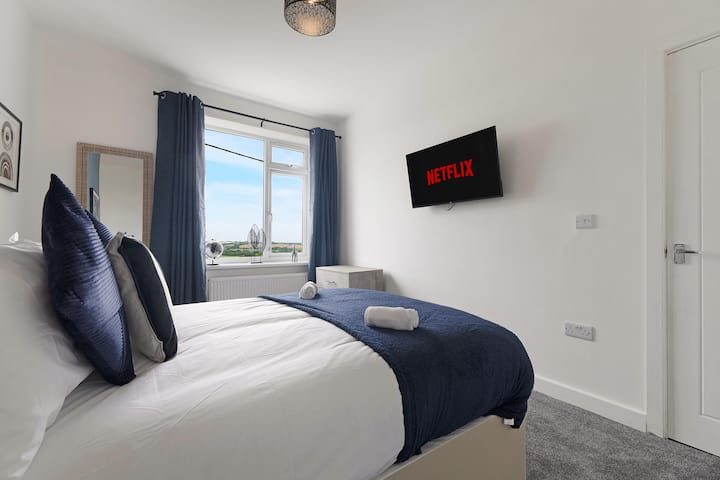 Во спалната соба 1 има удобен двоен кревет со телевизор и доволно простор за складирање. 