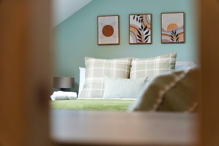 Во спалната соба 3 има удобен двоен кревет со доволно простор за складирање. 