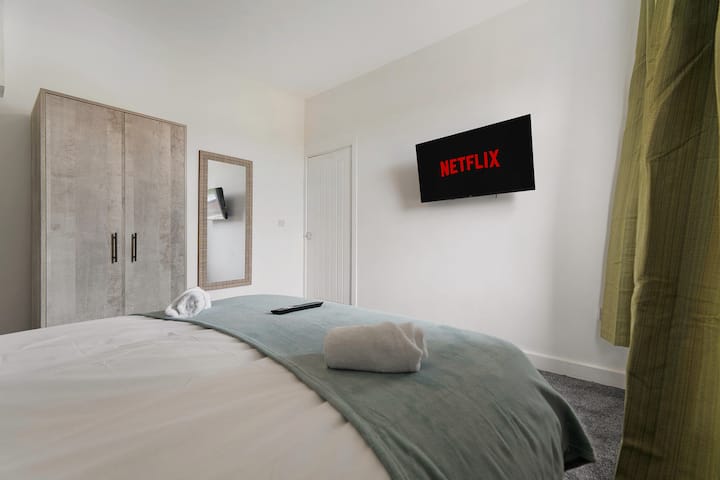 Во спалната соба 4 има удобен двоен кревет со телевизор и доволно простор за складирање. 