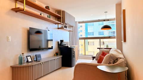 Airbnb em destaque: Apartment 2 blocks from the beach with A/C, garage em Vitória