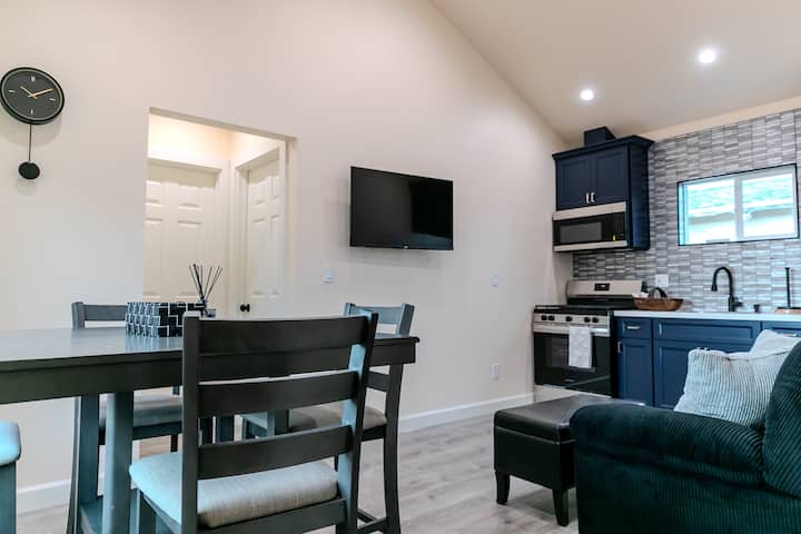 Cozy Modern Guest House Centrally Located - Oakland, CA