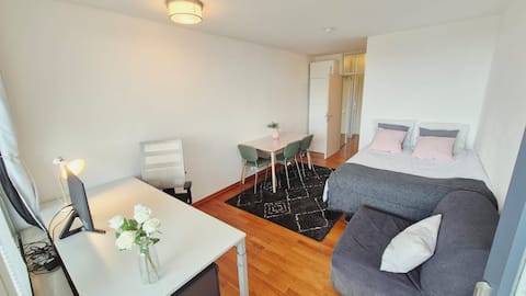 Erfolgreiche Airbnb-Immobilie: Central Munich – Stunning View & Balcony in München