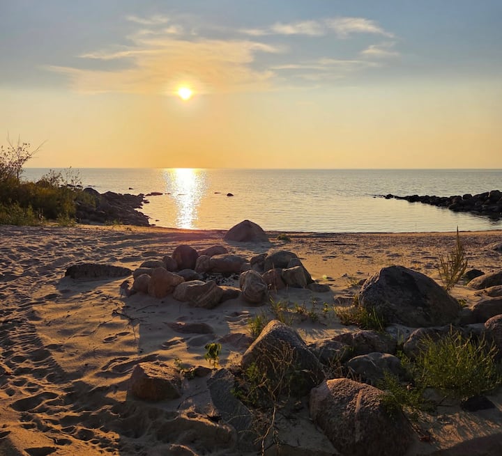 4-bed cottage, walk to beach, mins to Grand/Balsam