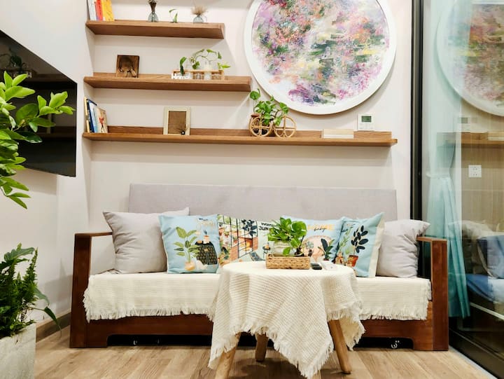 Bellissimo angolo di relax nel cuore di Ecopark, dove ogni cuscino e ogni ramo raccontano una storia tranquilla. Sei pronto a "tornare nei boschi" e rilassarti?
#EcoparkHomestay #AirbnbVietnam #AirbnbEcopark #VacanzaHanoi