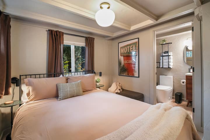 Dormitorio tamaño queen con baño privado.