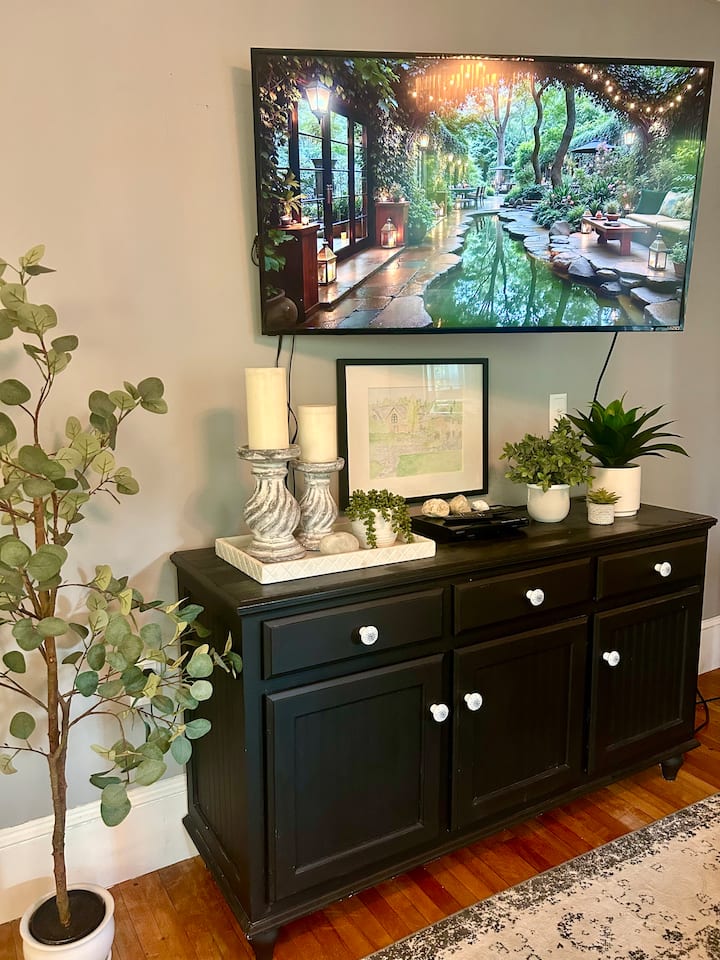 Поставката за забава! Овде го гледате паметниот телевизор кој обезбедува релаксирачки амбиент и лесна џез музика. Во овие шкафови ќе најдете пластичен прибор за јадење, чинии, чаши и дополнителни хартиени марамчиња. 