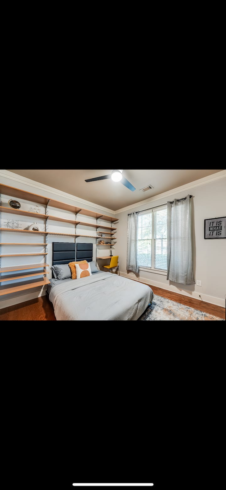 Двойно легло
Баня и тоалетна
Смарт телевизия
Работна станция за лаптоп