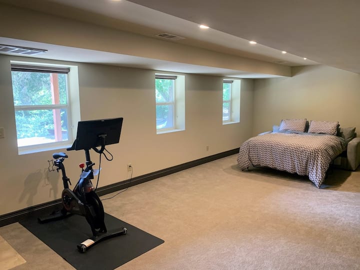 Spálňa s výhľadom na potok s vlastnou kúpeľňou a vchodom s rozlohou 700 stôp štvorcových – na požiadanie je k dispozícii dodatočná nafukovacia posteľ veľkosti Queen (posteľ 5)