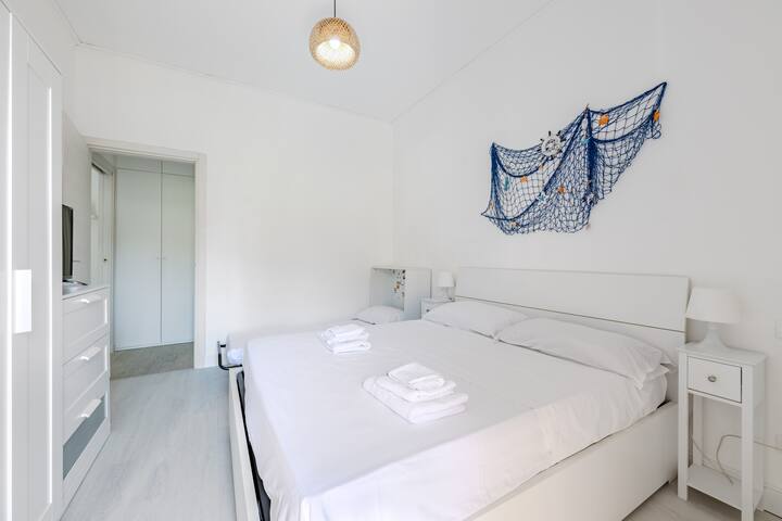 Chambre double spacieuse et lumineuse, placard, télévision et accès au balcon privé.