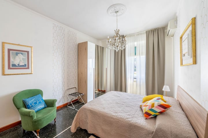 Primer dormitorio doble luminoso y espacioso, armario de pared donde puedes guardar tu ropa, aire acondicionado, ventana 