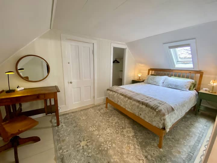 Средната спална соба во куќата има прекрасен и удобен душек со големина queen и многу простор за складирање на целата ваша облека и додатоци!