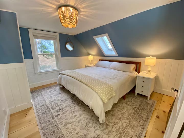 Предната спална соба во куќата има нов душек со мемори-пена со големина за кралски кревет и неверојатен поглед!