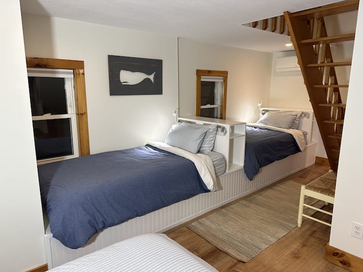 Овие вградени кревети за близнаци нудат простор за складирање багаж и удобни катчиња за телефони, книги или други лични предмети.