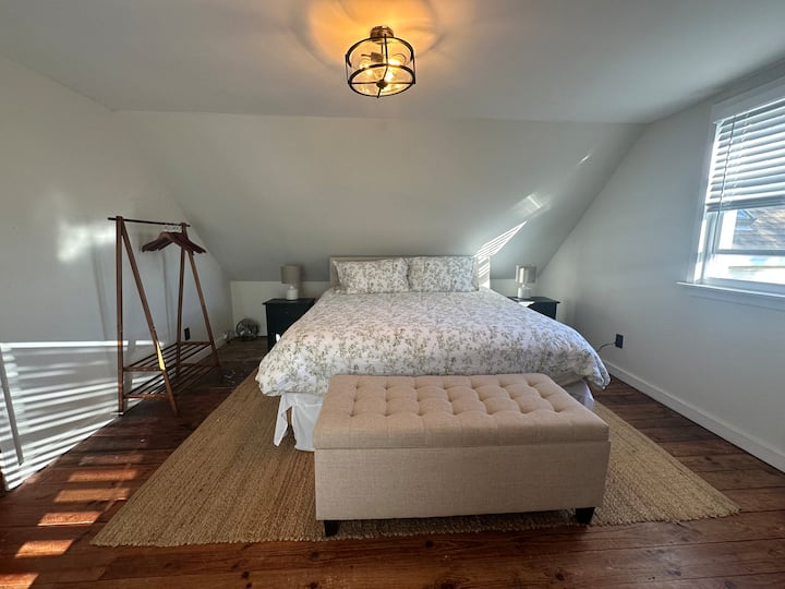 Спална соба во викендичка на вториот кат, сончева и приватна, со удобен брачен кревет (широк 180 – 220 cm) и прекрасен поглед.