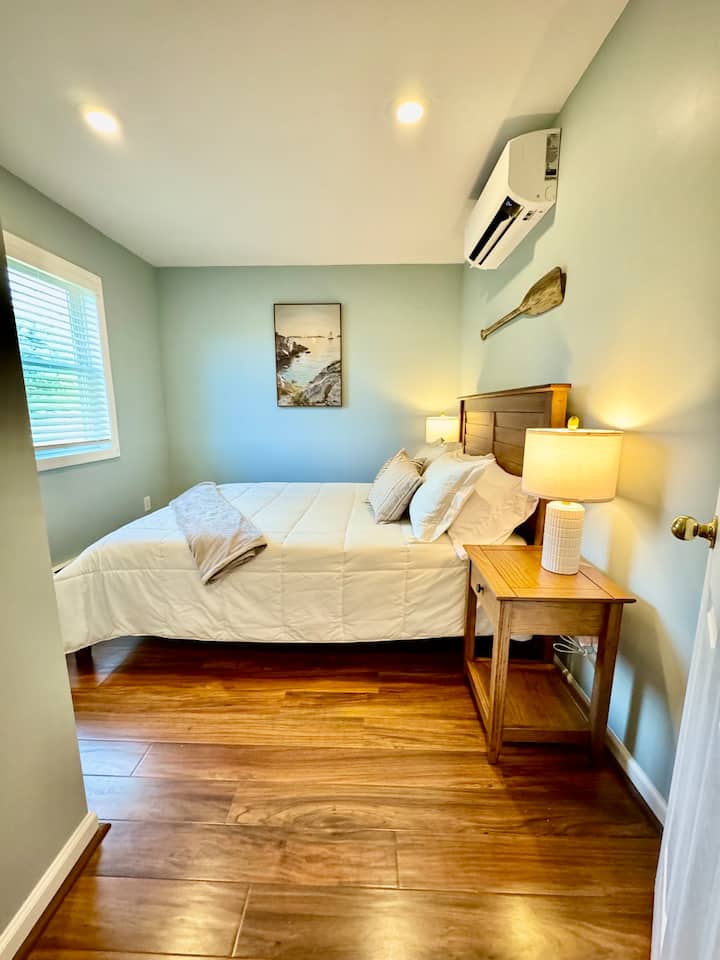 Lit Queen Size avec lampes doubles, tables de nuit, commode et placard entièrement fonctionnels avec équipements supplémentaires, cintres, couvertures et oreillers supplémentaires. Chaque chambre dispose également d'un ventilateur de tour et d'un système de chauffage et de refroidissement. Réglez la température à votre convenance !