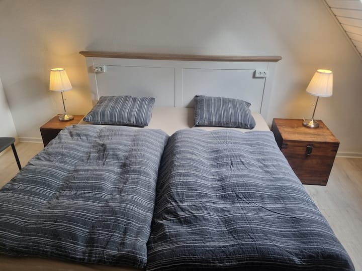 חדר שינה נעים עם מיטת קינג סייז טובה