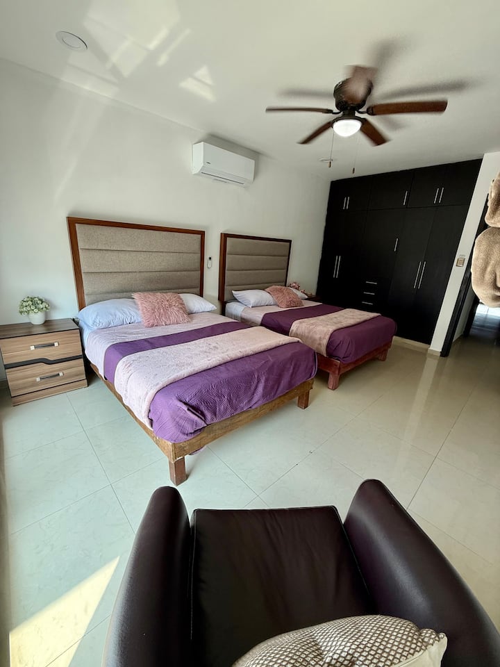 Две двойни спални матрака, одеяла 