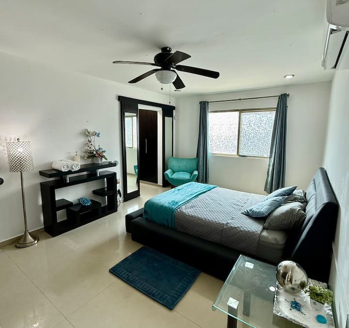 Главна спалня с двойно легло, одеяло, гардероби, съблекалня, баня, вентилатор, климатик