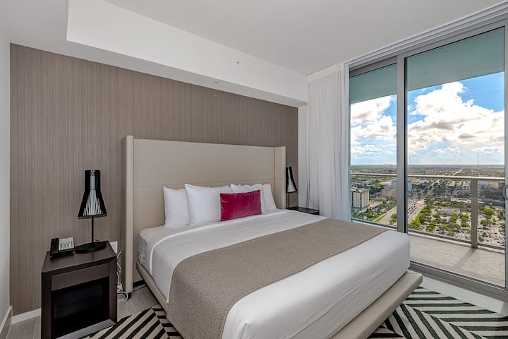 «Dormitorio principal con cama tamaño king y acceso a las mejores vistas»