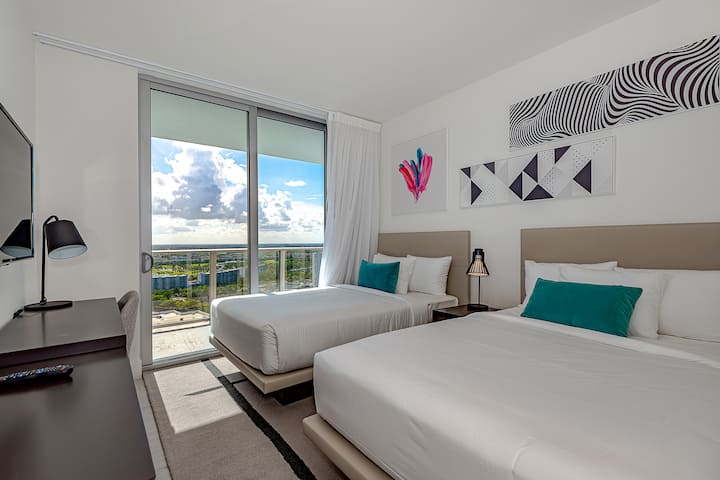 «Segundo dormitorio: espacioso y cómodo; con 2 camas dobles para un descanso relajante y un despertar brillante con increíbles vistas de la ciudad»