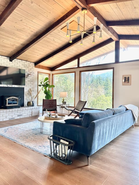 Riverfront Home on Avenue of the Giants | Hot Tub