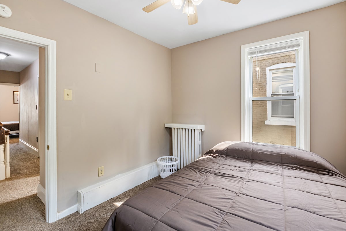 Дополнителен поглед на втората спална соба со брачен кревет (широк 150-179 см).