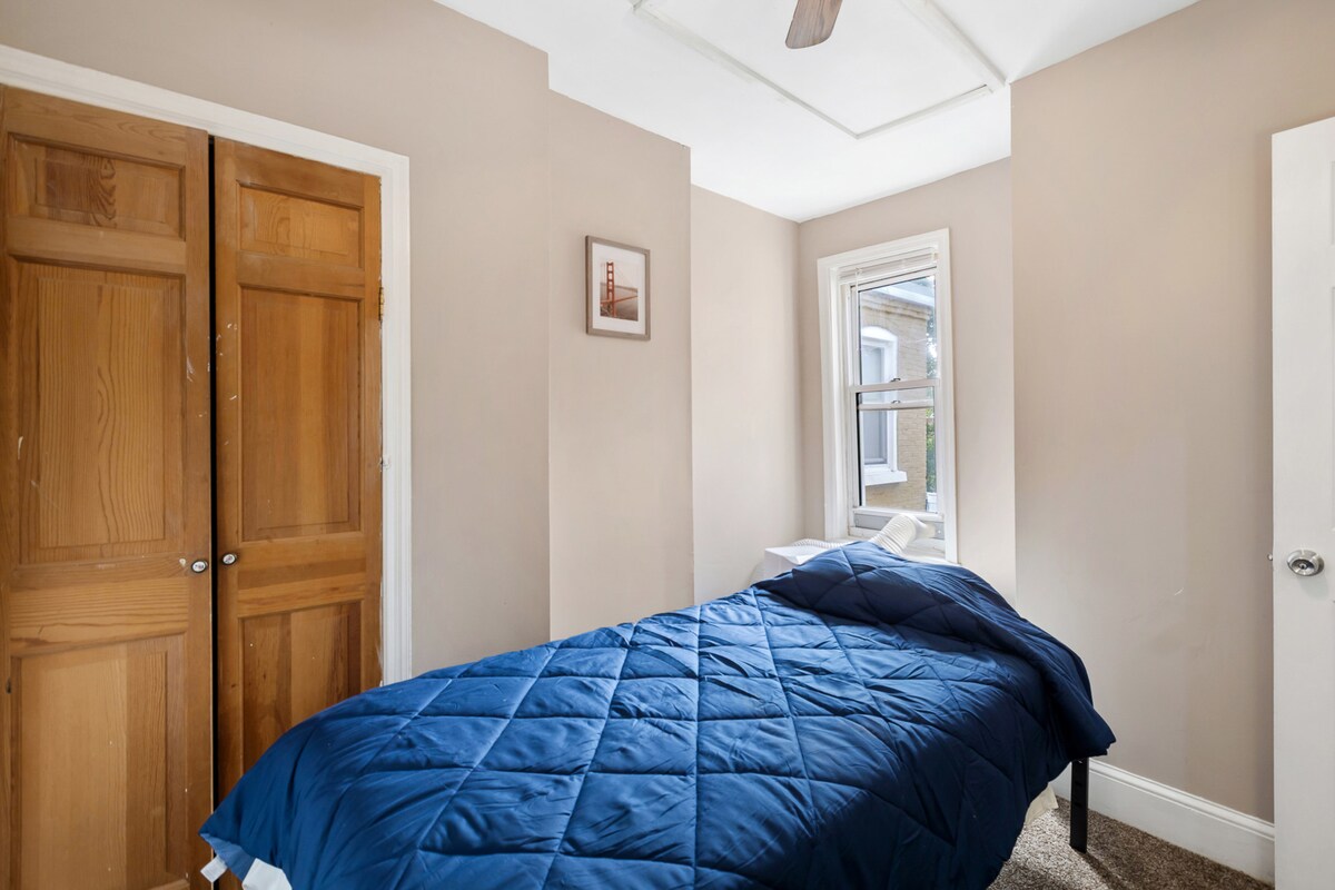 Друг поглед на спалната соба 3 со брачен кревет (широк 150-179 см).