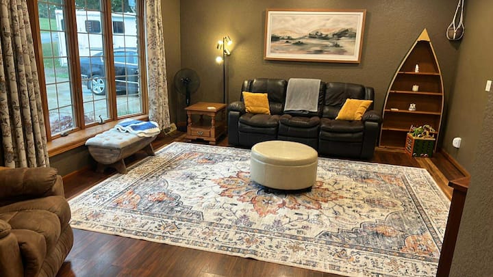 Spacious 4 Bedroom Retreat - Dubuque, IA
